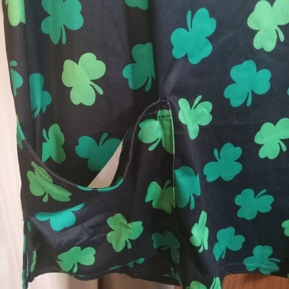 Roshop V-Neck St Patrick Day Scrubs With Pockets Lucky Clover, Large - Picture 5 of 7